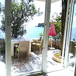 House On The Cliff 아파트