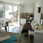 House On The Cliff 아파트 자톤
