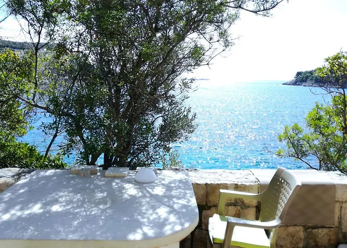 House On The Cliff *